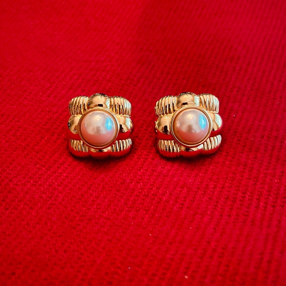 Vintage Joan Rivers Ribbed Square Faux Pearl Clip-on Earrings - mint condition